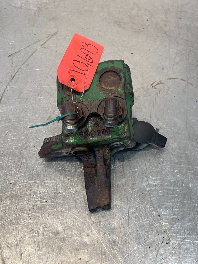 1982 John Deere 2940 Tractor Hydraulic SCV Coupler Block R39110