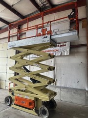 JLG 2630ES ELECTRIC SCISSOR LIFT 800LB CAPACITY VERTICAL PLATFORM MANLIFT