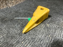 (QTY 5) Romac Bucket Tooth 1U3202T Fits Caterpillar J200 Series Excavator