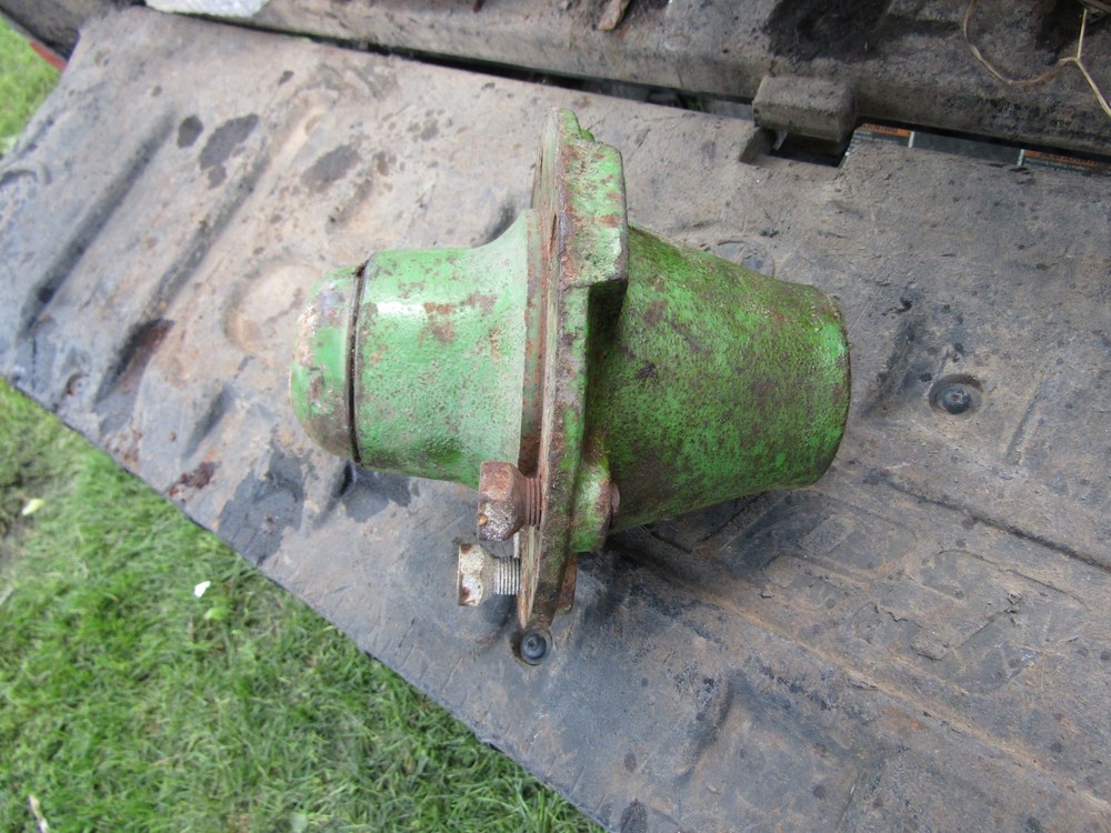 JOHN DEERE WHEEL HUB w10024 1065 running gear 700 720 740 770 1275