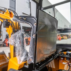 MMS 1.2Ton Enclosed Cab Mini Excavator 13.5HP Gas EPA Engine With 6 Attachments