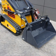 Mini Skid Steer Loader 24HP 3-Pumps Engine Tracked w/ Grapple Attachments Stock