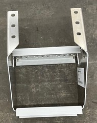 NAVISTAR STEP 3608180C95 OD 15-1/4″ X 13″ X 20″ SILVER ALUMIUM STEP RISA 9-7/8″