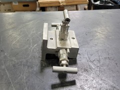 Swagelok 3-Way Manifold Valve SS-V3NBFS8-FL-G