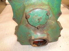 JOHN DEERE M / 40 CRAWLER / DOZER. FINAL DRIVE HOUSING M938T.