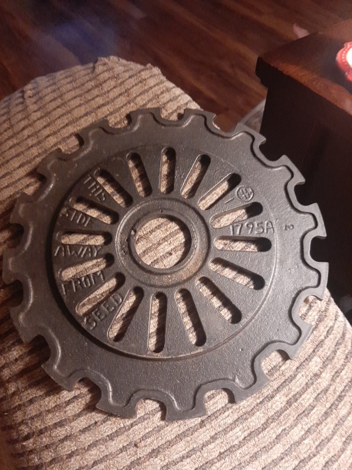 International Harvester IH Planter Hopper Medium Corn Cast Iron Seed Plate-1795A