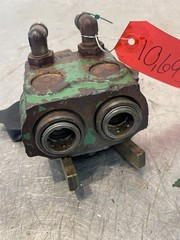1982 John Deere 2940 Tractor Hydraulic SCV Coupler Block R39110