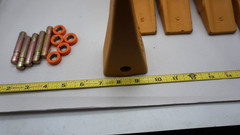 1U3202 Bucket Teeth with Pins 8E6208 Retainers 8E6209 for J200 Series – 5 Sets