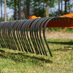 MechMaxx 84″ Landscape Rake with 42 Tines 3 Point Hitch Tractor Attachment, LR84