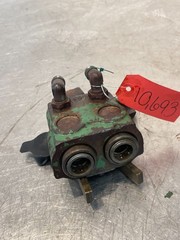 1982 John Deere 2940 Tractor Hydraulic SCV Coupler Block R39110