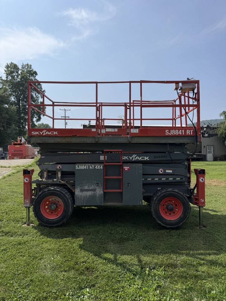 2016 SKYJACK SJ8841 41’ 4×4 D/F SCISSOR ROUGH TERRAIN MAN LIFT W/ OUTRIGGERS
