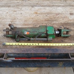 VINTAGE OLIVER TRACTOR, IMPLEMENT HYDRAULIC CYLINDER PART# 104-914-A, UNTESTED