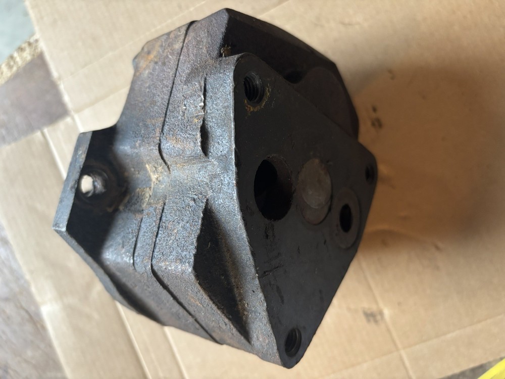 VINTAGE MINNEAPOLIS MOLINE TRACTOR -HYDRAULIC PUMP / PARTS