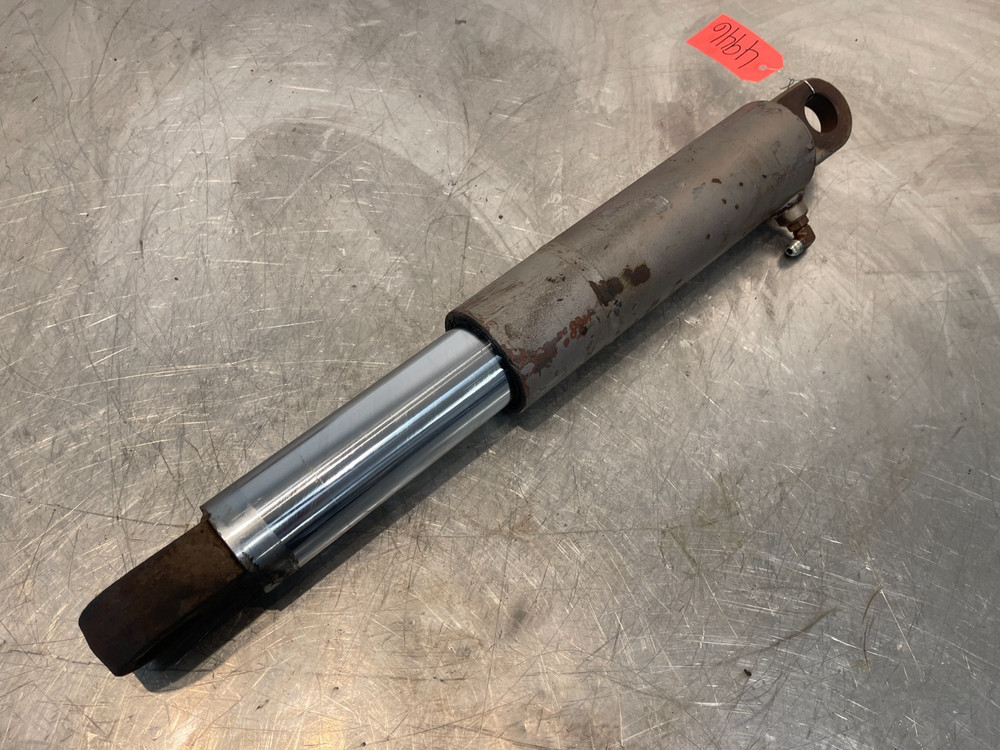 Massey Ferguson MF 2775 Tractor 3pt Lift Cylinder 1610040M91