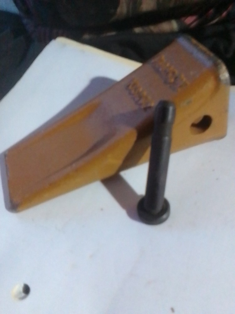 Orange -Yellow Black cat mini excavator tooth size: Serial number 1U3202 