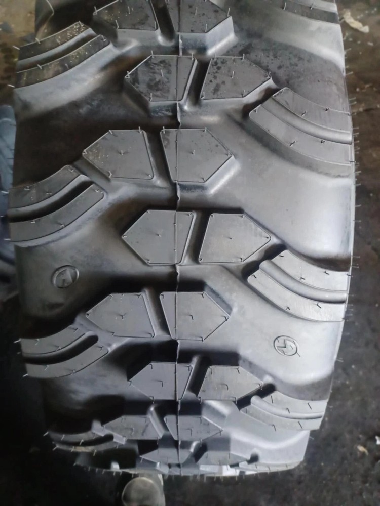 17.5L-24 TIRE R-4 NEW COSMETIC BLEM 8PLY TUBELESS 17524 17.5 24