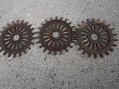 IH 3127A CAST IRON SEED PEA PLATES PEA? PLANTER PLATES