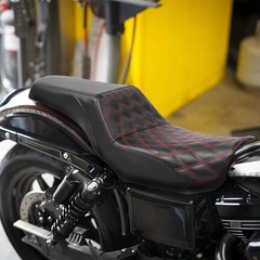 Motorcycle 2-Up Rider Passenger Seat For Street Bob FXDB 06-17 Red Stitching