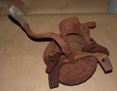 VINTAGE ROOT-HEATH NEVER FAIL CAST IRON CORN SHELLER HAND CRANK RUSTIC