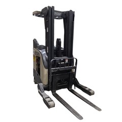 Crown RR5010-35 Narrow Aisle Reach Truck W/ Sideshift 3500Lbs Cap 198″ Lift 24V