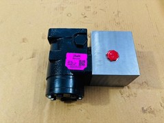 HYDROSTATIC STEERING UNIT FOR MAHINDRA TRACTOR 007207923D91 WITH ADAPTOR PLATE