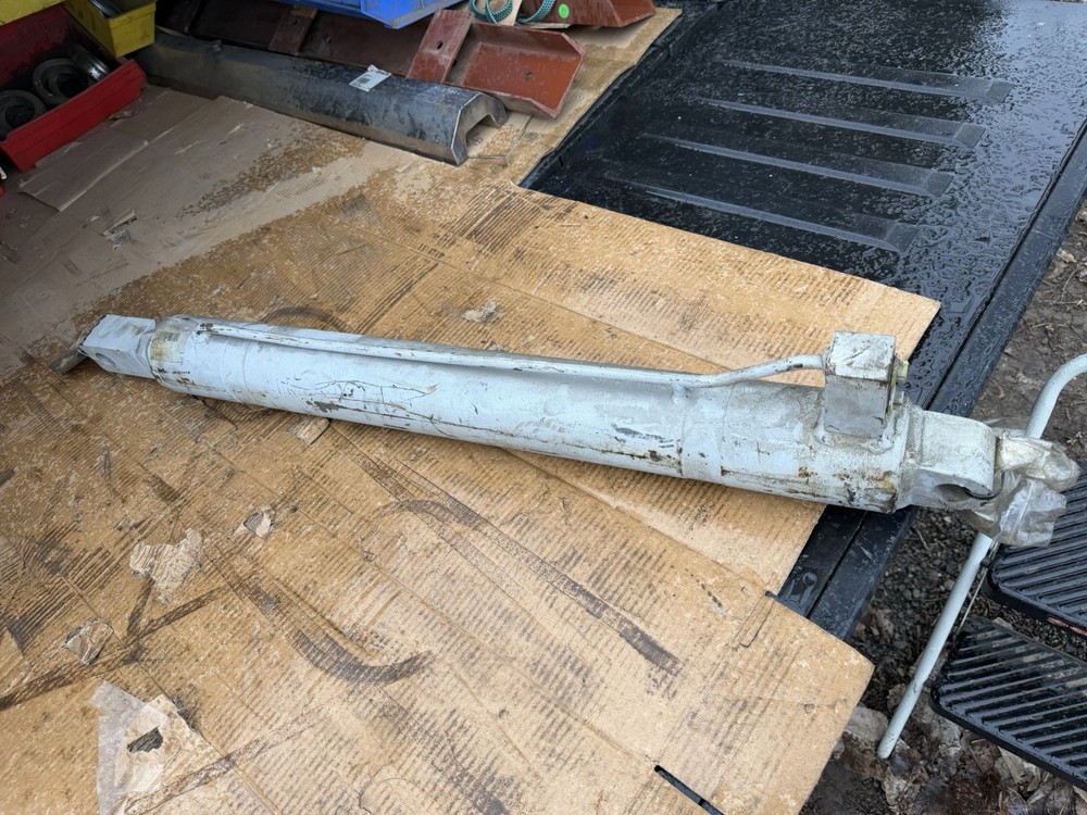 Terex Hydraulic Cylinder Tag Is Unreadable But May Be Part 25645015.