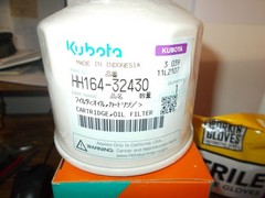 5 KUBOTA PART LOT: 3-OIL FILTERS,FUEL FILTER & AIR FILTER + BONUS NITRILE GLOVES