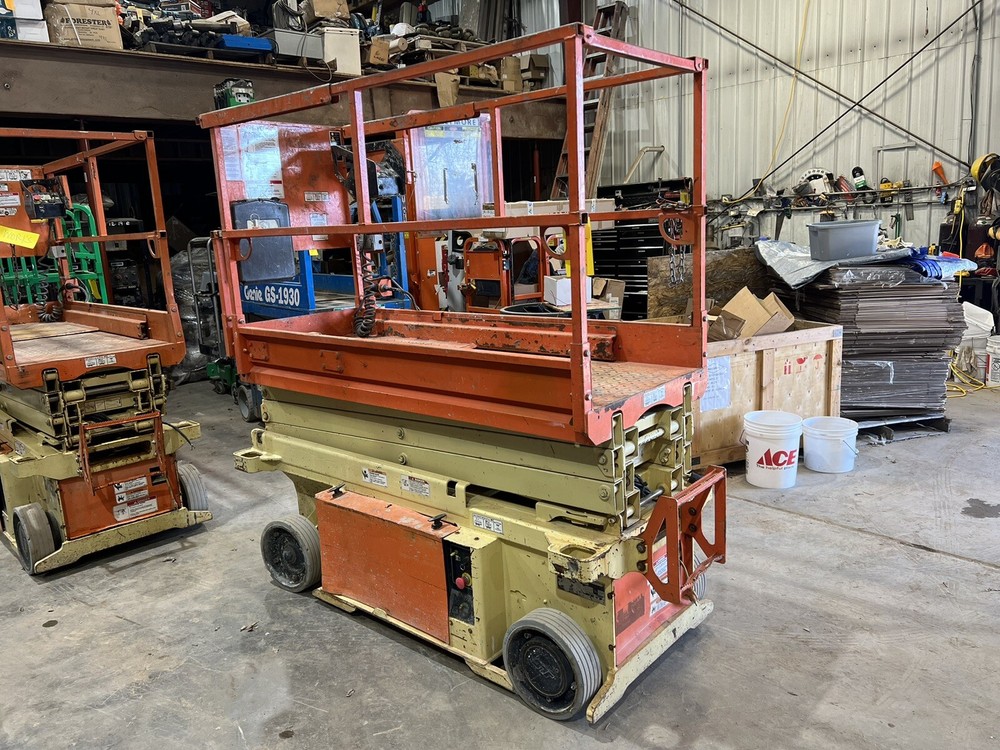 2013 JLG 1932RS EXTENDING NON MARKING TIRE SCISSOR LIFT ON BOARD ELECTRIC