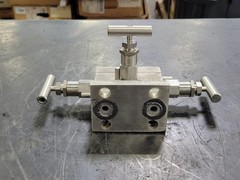 Swagelok 3-Way Manifold Valve SS-V3NBFS8-FL-G