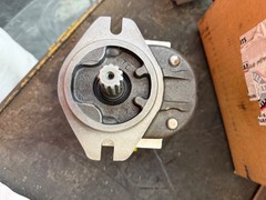 Hydraulic Single Gear Pump fits Bobcat 863 873 6657327 6658124 6665551