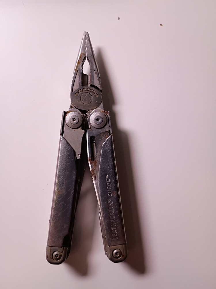 Leatherman Surge ™ Multi-Tool Pliers, Stainless Steel Multitool with Knife, Saw,