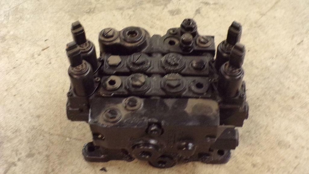 JCB HUSCO VALVE BLOCK ASSEMBLY , SCX120-B3, SX124B, T126117, 4 SPOOL