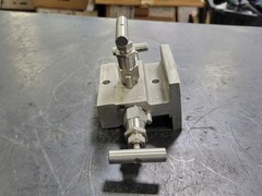 Swagelok 3-Way Manifold Valve SS-V3NBFS8-FL-G