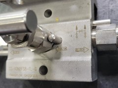 Swagelok 3-Way Manifold Valve SS-V3NBFS8-FL-G