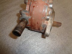 JOHN DEERE 1010 CRAWLER / DOZER. HYDRAULIC PUMP.