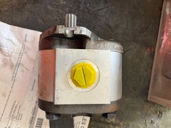 Hydraulic Single Gear Pump fits Bobcat 863 873 6657327 6658124 6665551