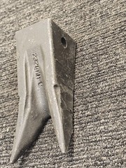 (QTY 4) 2320NH-G Twin Tiger Bucket Tooth 6-3/4″ X 2-1/4″