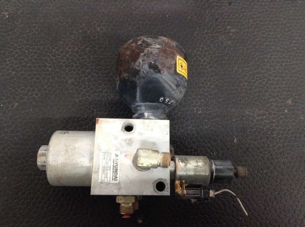 Hyundai HL757TM-9 Hydraulic Valve – Used | P/N 31LN10310