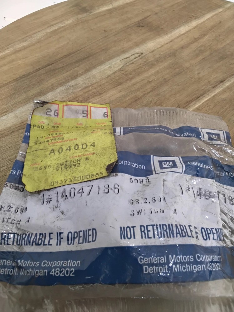 GM General Motors Genuine OEM 1404718-6 nos