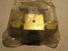 NIB SWAGELOK B-8P6V-M1 QUARTER-TURN INSTRUMENT VALVE W/VENT 1/2″ TUBE P7199