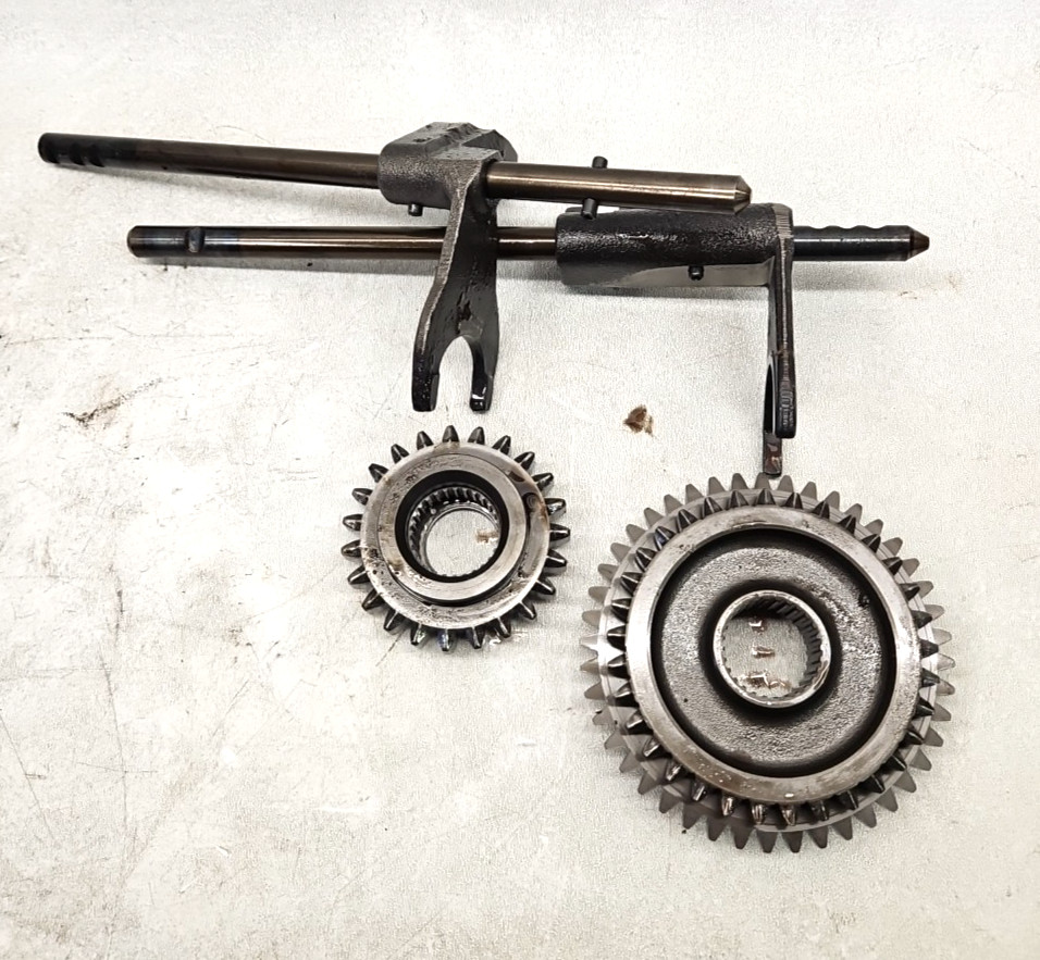 John Deere 4100 4110 G Transaxle Counter Shaft M807662 M807661