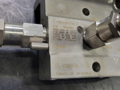 Swagelok 3-Way Manifold Valve SS-V3NBFS8-FL-G